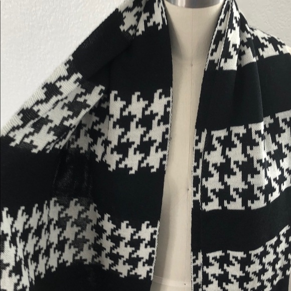 New Saks Fifth Avenue houndstooth fashion scarf - Picture 4 of 5